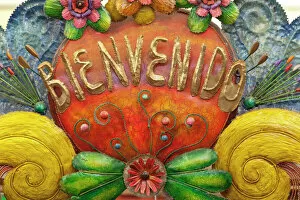 Images Dated 28th March 2009: Mexico, San Miguel de Allende. A colorful metal sign saying Welcome is