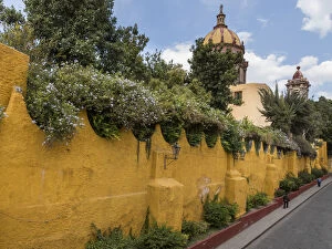 Images Dated 16th March 2013: Mexico, San Miguel de Allende. Yellow wall outside church