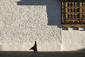 Images Dated 10th October 2011: Monk walks through the courtyard of Rinpung Dzong (Monastery) also called Paro Dzong