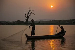 Images Dated 27th April 2014: Myanmar, Mandalay, Amarapura. Fishermen on Irrawaddy River