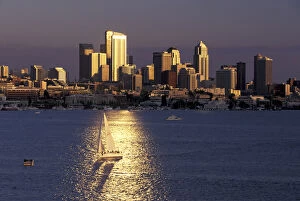 Images Dated 31st August 2003: N. A. USA, Washington, Seattle Seattle skyline and Lake Union viewed from Gas