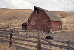 Images Dated 5th January 2005: NA, USA, NE Oregon, Wallowa County, red barn