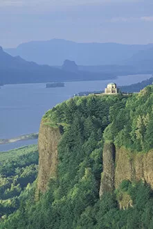 Images Dated 23rd February 2004: NA, USA, Oregon, Columbia River Gorge NSA View of Vista House from Chanticleer Point