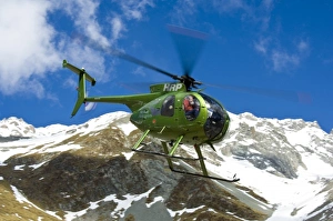 Images Dated 19th May 2009: New Zealand, South Island, Arrowsmith Range. Helicopter arriving with a re-ration