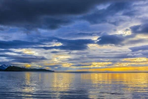 North America, USA, Alaska, Katmai National Park, Hallo Bay. Sunrise over the ocean