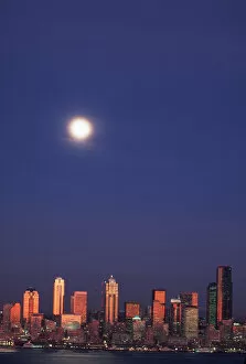 Images Dated 31st August 2003: North America, USA, Washington, Seattle Seattle skyline with full moon, seen