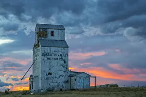 Images Dated 17th June 2012: Old granary with sunset clopuds near Choteau, Montana, USA