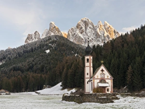 The peaks of the Geisler mountain range (Gruppo delle Odle The peaks of the Geisler mountain range (Gruppo delle Odle