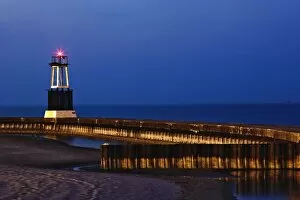Images Dated 24th June 2005: Pier along Lake Michigan at dusk, Chicago, Illinois