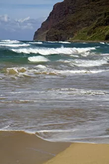Images Dated 24th December 2011: Polihale Beach and State Park located on the western side of the island of Kauai
