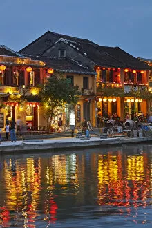 Smooth Gallery: Restaurants reflected in Thu Bon River at dusk, Hoi An (UNESCO World Heritage Site)
