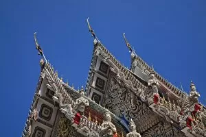 Images Dated 15th February 2006: Rooftop architectural details, Wat Suan Plu, Bangkok, Thailand