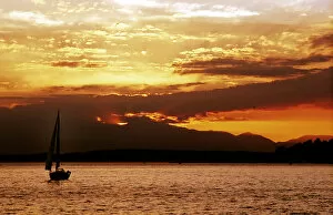 Images Dated 15th November 2007: A sailboat sails into the setting sun on Seattles Elliot Bay