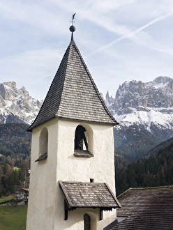 Images Dated 24th November 2014: Sankt Zyprian (San Cipriano) near village Tiers, in the background Rosengarten