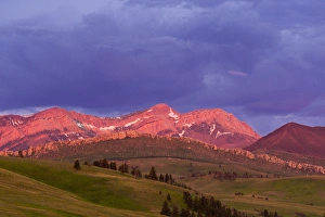 Scapegoat Mountain catches the mornings first light near Augusta, Montana, USA Scapegoat Mountain catches the mornings first light near Augusta, Montana, USA