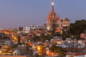 Images Dated 19th February 2011: South America, Mexico, San Miguel de Allende. View of the La Parroquia cathedral at twilight