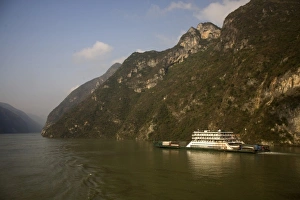 Speedy hydrofoil hugs perpendicular Yangzi shoreline cliffs Speedy hydrofoil hugs perpendicular Yangzi shoreline cliffs