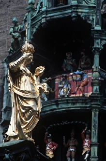 Stature and Glockenspeil at MarienPlatz, New Town Hall Stature and Glockenspeil at MarienPlatz, New Town Hall