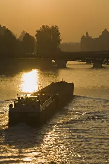 Images Dated 15th October 2005: Sunrise over Seine, Paris, France
