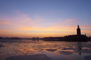 Images Dated 3rd April 2005: Sunset over an ice covered Riddarfjarden water towards the west with Kungsholmen