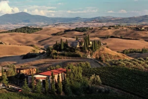 Images Dated 25th September 2010: Sunset light on rolling agricultural hills of Tuscany after the harvest, San Quirico