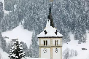 Images Dated 21st February 2005: SWITZERLAND-Bern-GRINDELWALD: Town Church / Winter