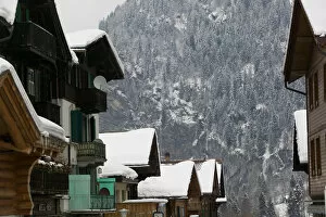 Images Dated 21st February 2005: SWITZERLAND-Bern-LAUTERBRUNNEN: Ski Chalets / Winter