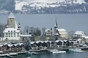 Images Dated 20th February 2005: SWITZERLAND-Bern-SPIEZ: Town Castle (13th century) & Lake Thun / Winter