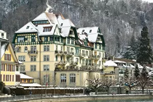 Images Dated 20th February 2005: SWITZERLAND-Bern-THUN: Town Buildings along Aare River / Winter