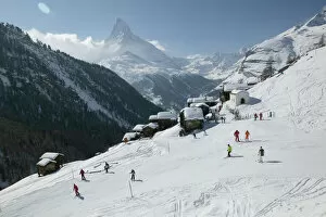 Skier Collection: SWITZERLAND-Wallis / Valais-ZERMATT: Findeln / Winter Mountain Ski Village & Matterhorn