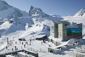 Images Dated 25th February 2005: SWITZERLAND-Wallis / Valais-ZERMATT: Trockener Steg (el. 2939 meters) / Winter Skiers (NR)