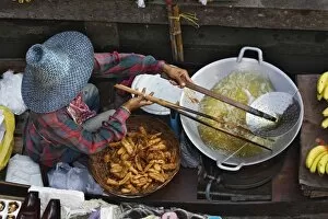 Thai man cooking, Damnoen Saduak Floating Market, Damnoen Saduak, Thailand