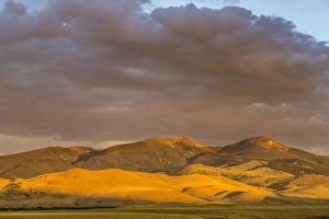 The Tobacco Root Mountains at sunrise near Ennis, Montana, USA The Tobacco Root Mountains at sunrise near Ennis, Montana, USA