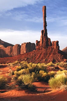 Images Dated 28th April 2010: Totem Pole in Early Morning Light; Monument Valley; Arizona; USA