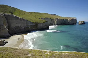 Images Dated 4th December 2011: Tourists on beach and cliffs at Tunnel Beach, Dunedin, South Island, New Zealand