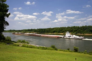 Images Dated 7th June 2006: A tugboat and river barge on the Tennessee River at Shiloh, Tennessee