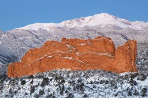 Images Dated 27th March 2016: USA, Colorado, Colorado Springs. Pikes Peak and sandstone formation