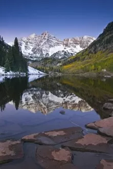 Images Dated 27th September 2006: USA, Colorado, Rocky Mountains, Aspen. Dawn at the Maroon Bells