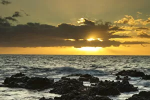 Images Dated 24th February 2013: USA, Hawaii, Maui, Kihei. Scenic of ocean sunset