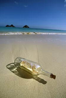 Images Dated 27th March 2009: USA, Hawaii. Message in a bottle