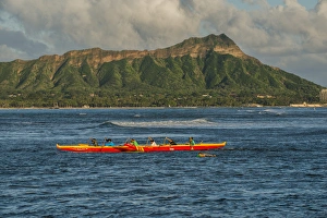 USA, Hawaii, Oahu, Honolulu, Diamond Head, Group practices rowing in an Outrigger canoe USA, Hawaii, Oahu, Honolulu, Diamond Head, Group practices rowing in an Outrigger canoe