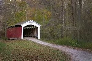 Images Dated 18th October 2003: USA, Indiana, Billie Creek Village during the Covered Bridge Festival in fall