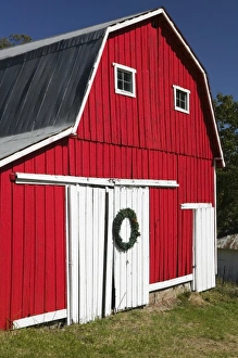 USA, Indiana, Nashville: Indiana Farm Country, Red barn USA, Indiana, Nashville: Indiana Farm Country, Red barn