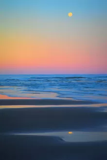 Jean Carter Gallery: USA, Oregon, Bandon. Beach and full moonset. Credit as: Jean Carter / Jaynes Gallery /