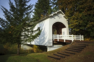 USA, Oregon, Pedee, Minnie Ritner Ruiter Wayside, Ritner Creek Bridge, covered bridge USA, Oregon, Pedee, Minnie Ritner Ruiter Wayside, Ritner Creek Bridge, covered bridge