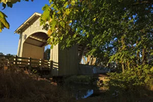 Images Dated 9th October 2012: USA, Oregon, Scio, the Gilkey Bridge, covered bridge in early Autumn