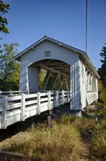 Images Dated 9th October 2012: USA, Oregon, Scio, the Larwood Bridge, covered bridge over Crabtree Creek in early Autumn