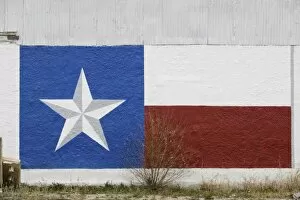 Images Dated 11th December 2005: USA, TEXAS, West Texas, Marathon: Texas Flag painted on building