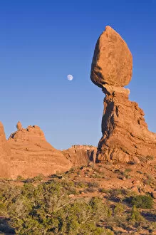 Images Dated 6th January 2008: USA, UT, Arches NP, Moon Rising at Balanced rock