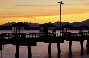 Images Dated 22nd March 2005: USA, Washington State, Seattle, Myrtle Edwards Park. Fishing Pier at sunset